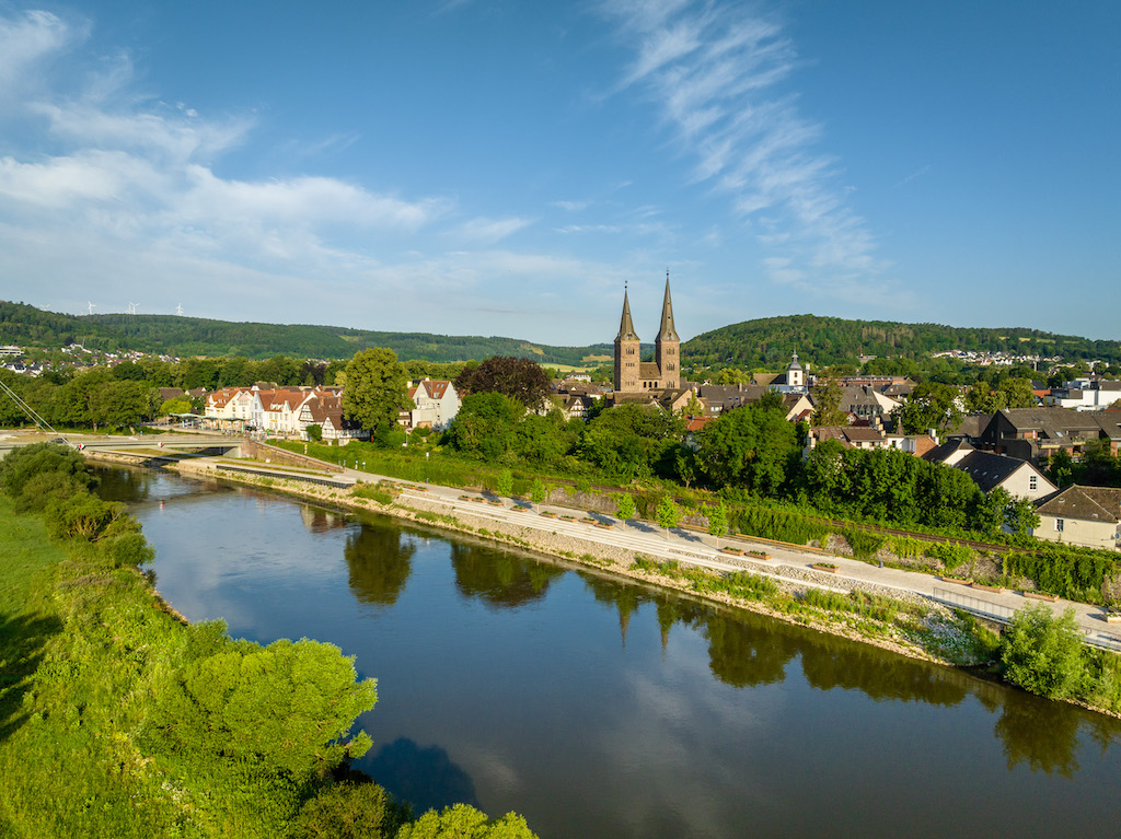Schloss Corvey mit seinen imposanten Türmen spiegelt sich im ruhigen Wassergraben wider.